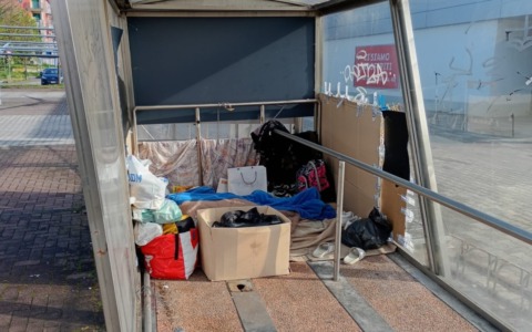 Rifugio improvvisato nell’ex area commerciale a Romano: il volto nascosto della povertà