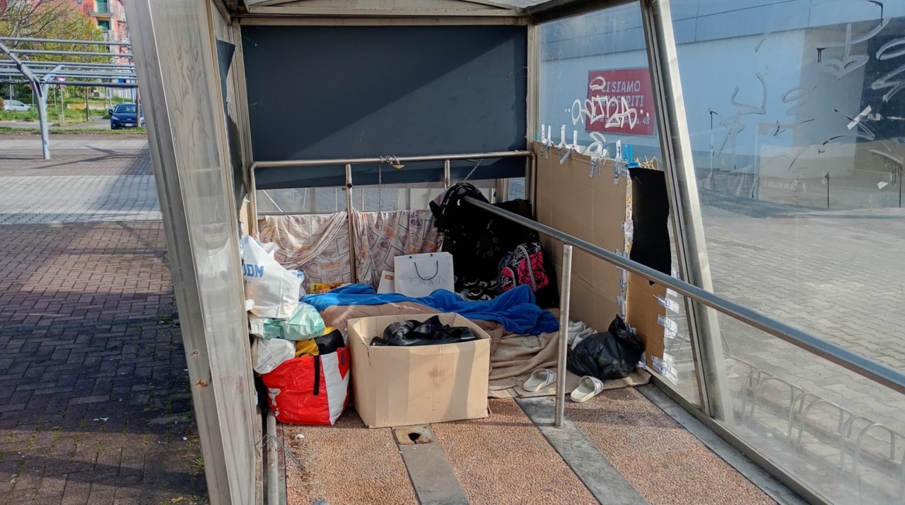 Rifugio improvvisato nell’ex area commerciale a Romano: il volto nascosto della povertà