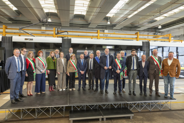 Al deposito Teb di Ranica è stato presentato il primo tram della Linea T2: da aprile via ai test