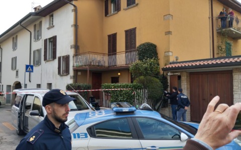 Le amiche di Valentina Sarto insistevano affinché se ne andasse, ma lei voleva restare vicina al marito