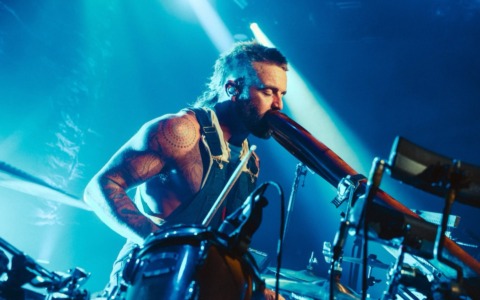 Nxt Bergamo in piazzale Alpini, Xavier Rudd apre la stagione estiva