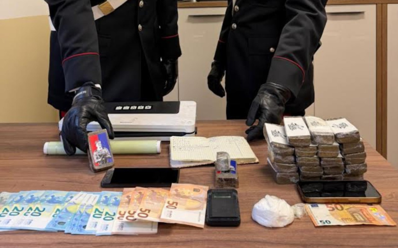 Quasi due chili di hashish in auto, altra droga a casa: arrestati due uomini a Osio Sotto