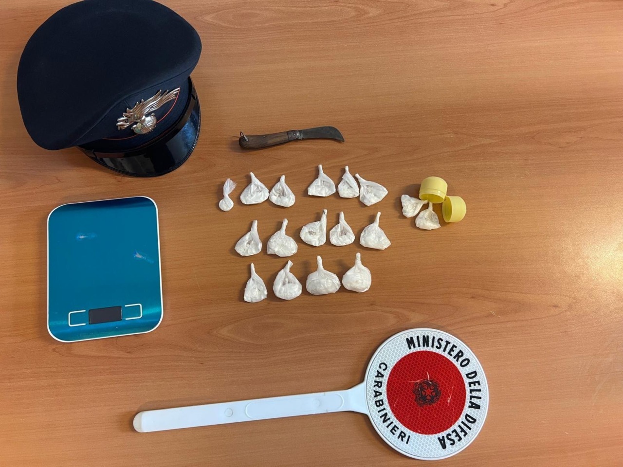 Fugge all’alt dei carabinieri: arrestato con 35 grammi di cocaina