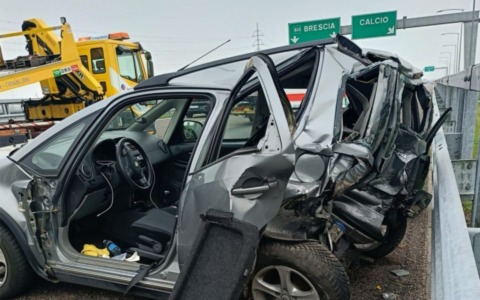 Scontro al casello di Calcio: due feriti e vettura ribaltata