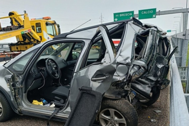 Scontro al casello di Calcio: due feriti e vettura ribaltata