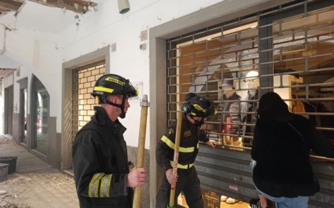 Paura a Romano: crolla parte del soffitto sotto i portici. Nessun ferito