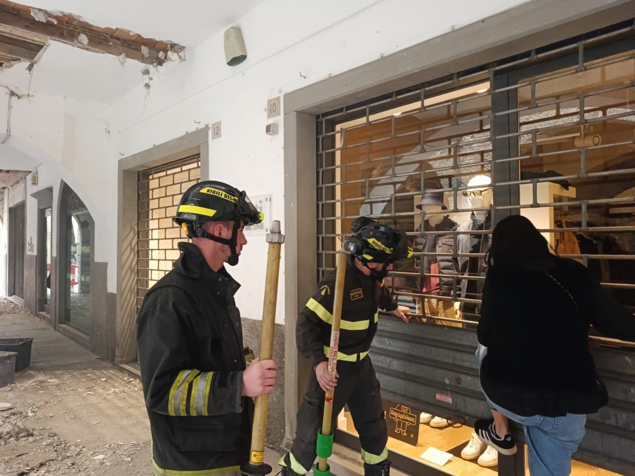 Paura a Romano: crolla parte del soffitto sotto i portici. Nessun ferito
