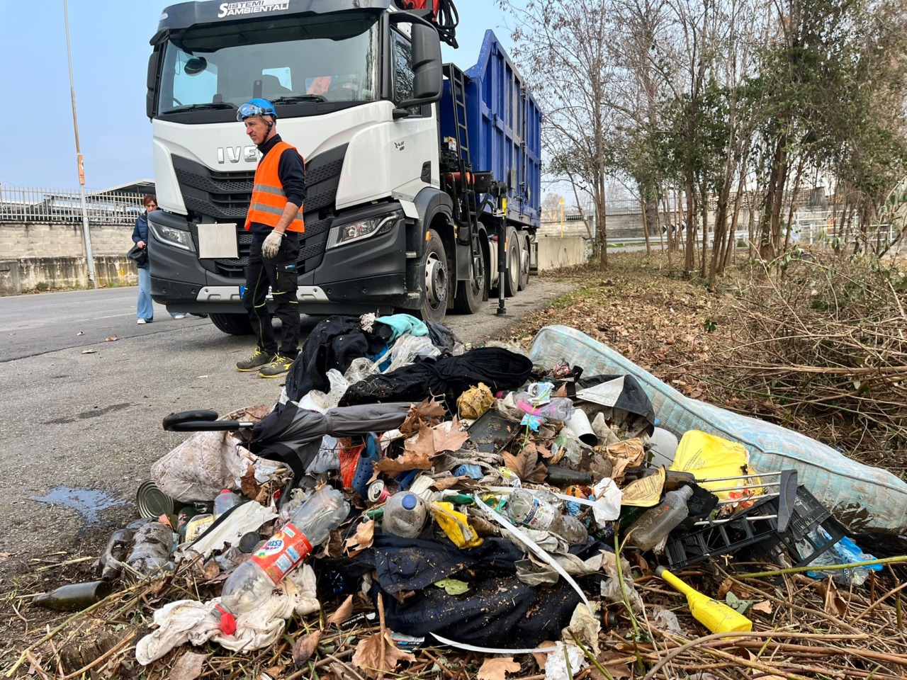 Al via la pulizia della roggia Ponte Perduto a Bergamo: «Qui si accumulano chili di rifiuti»