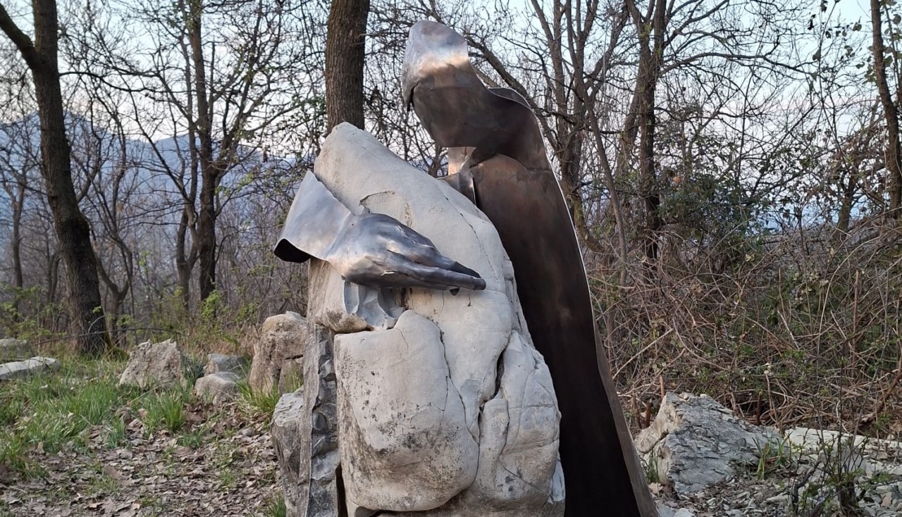 La scultura di Valentina Persico lungo il Cammino del Vescovado: l’arte si fa custode del paesaggio