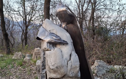 La scultura di Valentina Persico lungo il Cammino del Vescovado: l’arte si fa custode del paesaggio