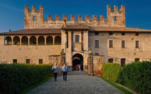 Pasquetta tra castelli, borghi medievali e distese di tulipani in Bergamasca