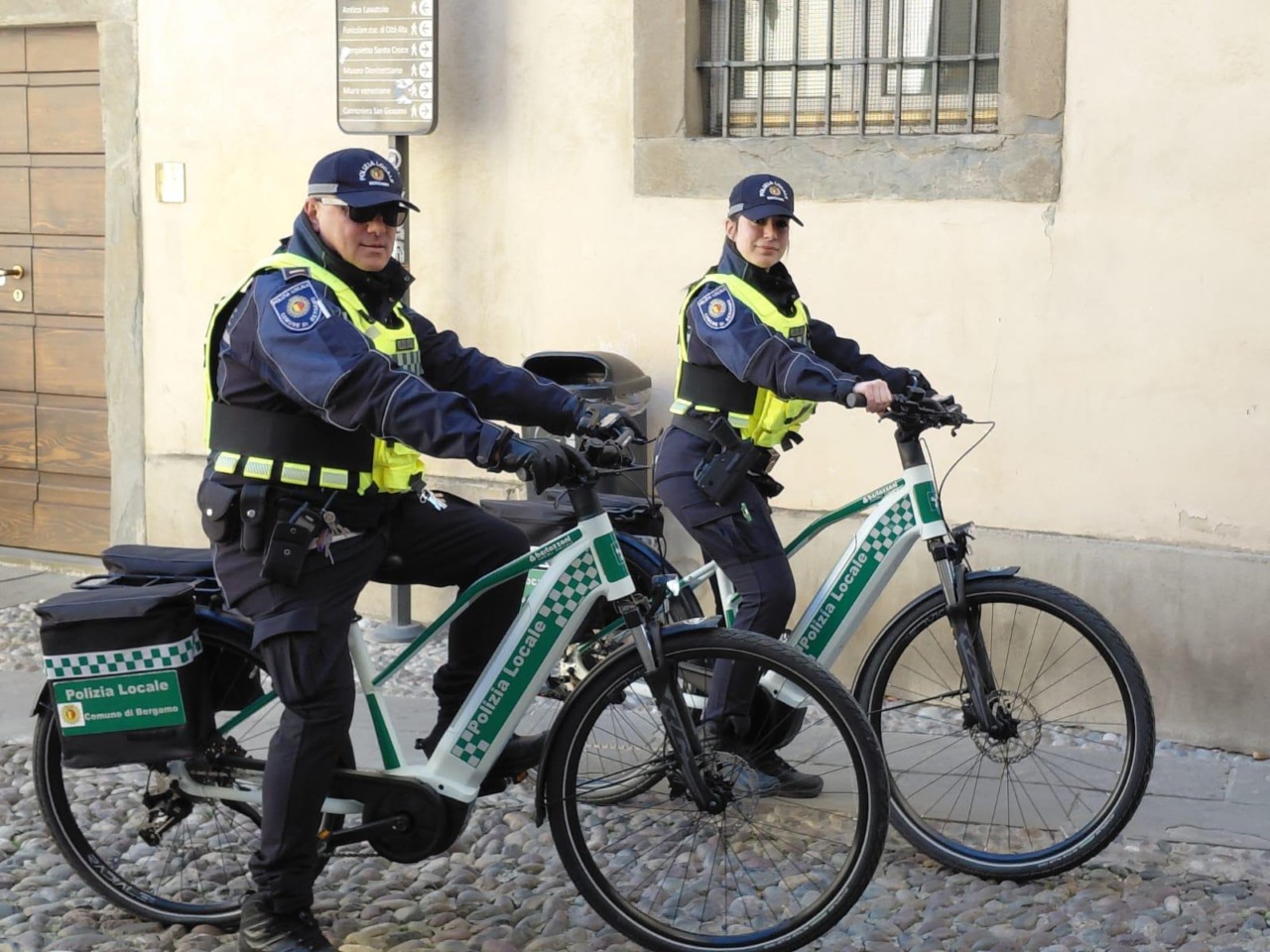 Polizia locale in Città Alta con la bici elettrica: servizio sperimentale al via