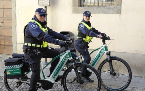 Polizia locale in Città Alta con la bici elettrica: servizio sperimentale al via