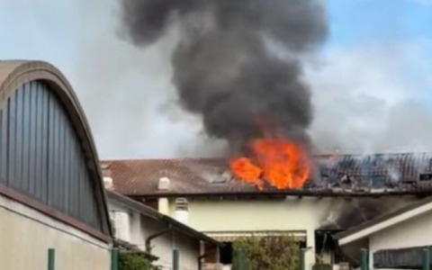 Scoppia un incendio sul balcone, quattro case inagibili a Canonica d’Adda