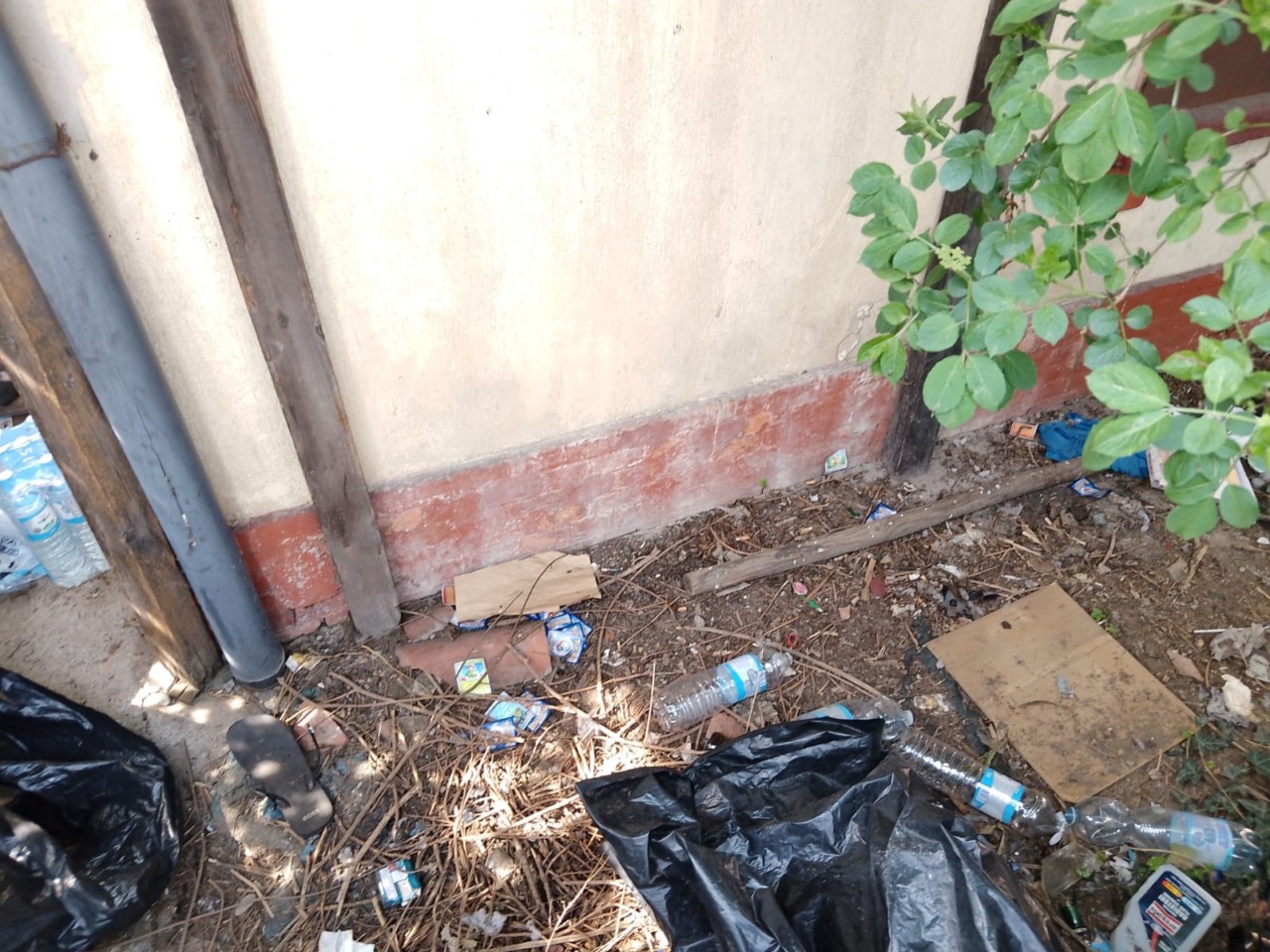 Pendolari tra sporcizia e pericoli: le criticità (ormai croniche) della stazione di Romano