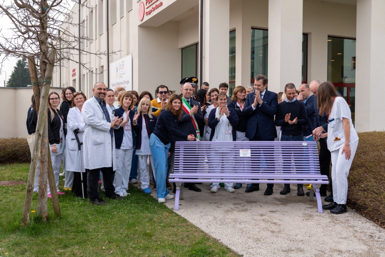 Due panchine viola (al Policlinico San Pietro e San Marco) contro la violenza sugli operatori sanitari