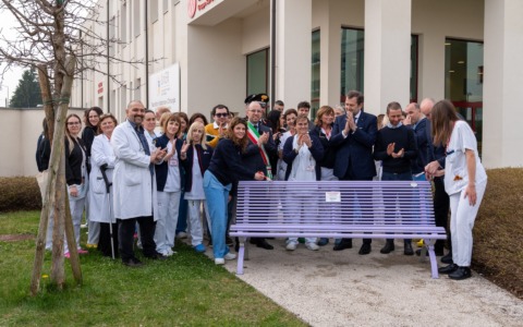 Due panchine viola (al Policlinico San Pietro e San Marco) contro la violenza sugli operatori sanitari