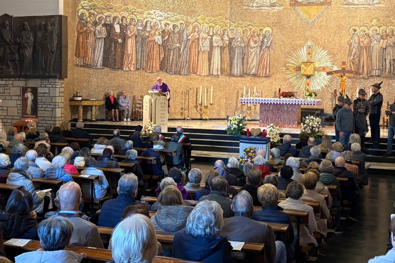 Bergamo ha ricordato le vittime del Covid: oltre 500 persone alla Messa al cimitero monumentale