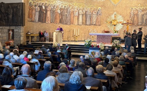 Bergamo ha ricordato le vittime del Covid: oltre 500 persone alla Messa al cimitero monumentale