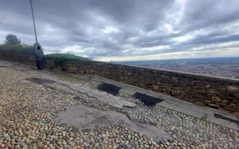 Pavimentazione irregolare a San Vigilio, l’opposizione chiede delle verifiche al Comune