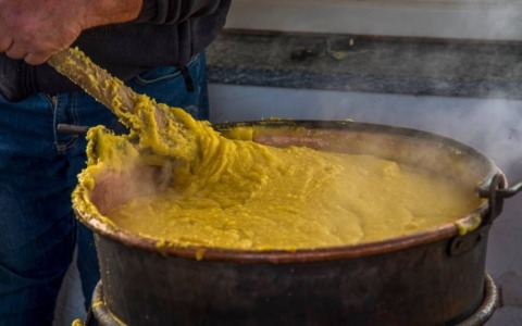 L’arte dinamica del “bastù d’la polènta”, in bergamasco