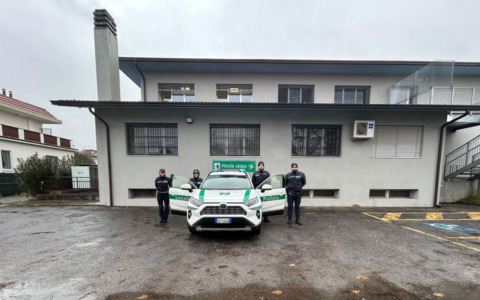 Travolge un motociclista e fugge a Ciserano: uomo individuato e denunciato dalla polizia locale