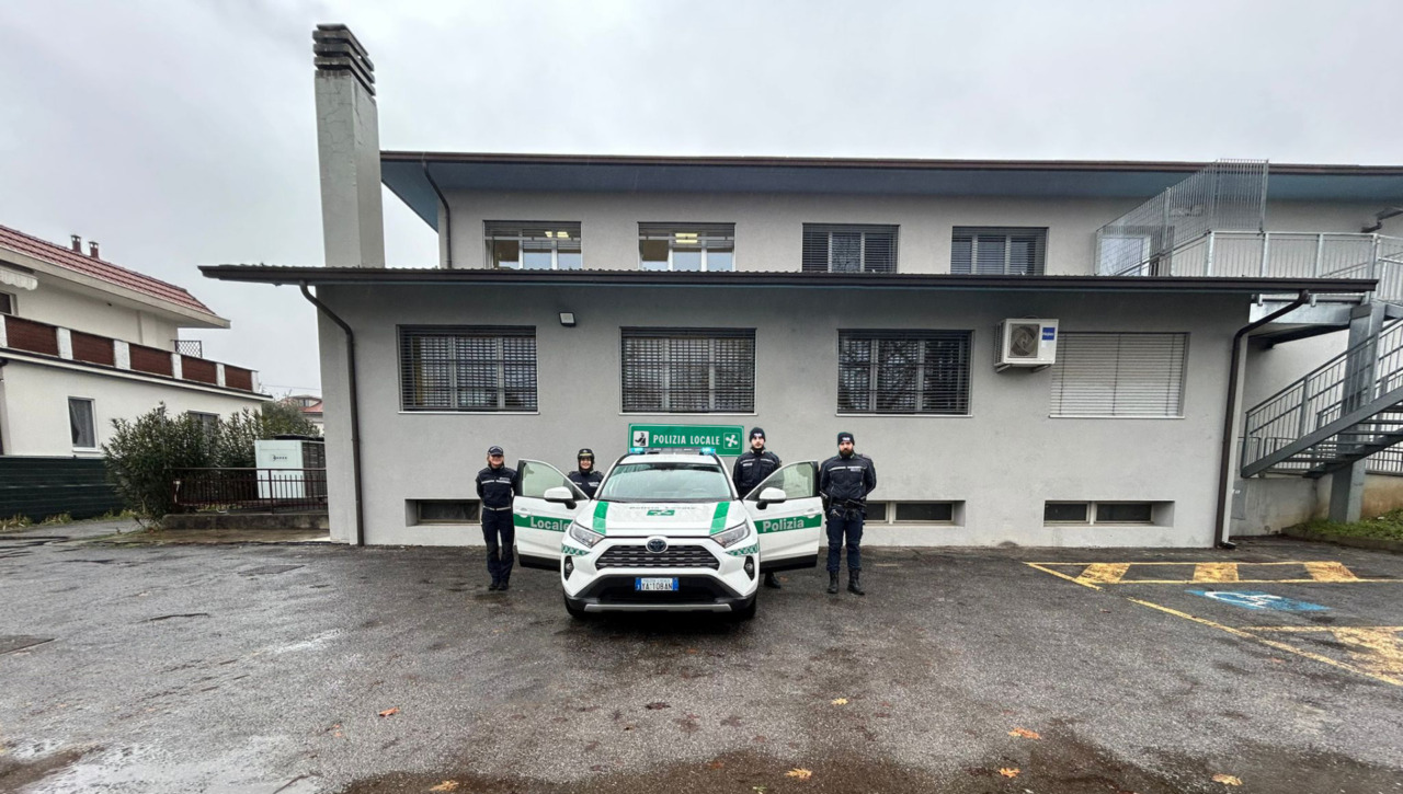 Travolge un motociclista e fugge a Ciserano: uomo individuato e denunciato dalla polizia locale