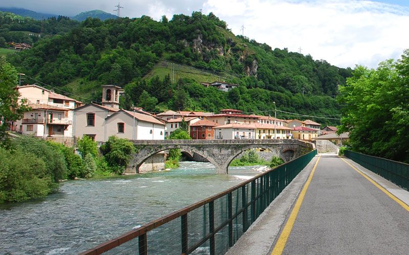 Si ferisce a morte con la motosega a Ponte Nossa: addio al padre del sindaco Mazzoleni