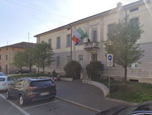 Episodio choc alla scuola media di Martinengo: 13enne ferito da un compagno con un rasoio