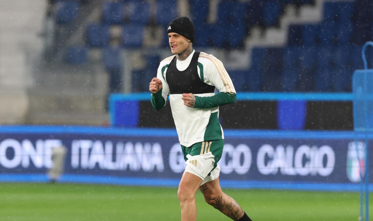 Gianluca Scamacca in campo a Bergamo per l’allenamento, speranza per la possibile finale