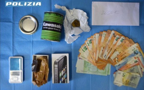 Spaccio, la polizia arresta due giovani fratelli a Monterosso