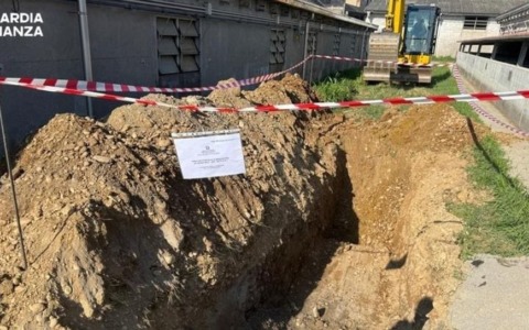 Truffa da oltre un milione di euro in un’azienda agricola di Brignano: sotto le coltivazioni c’erano rifiuti pericolosi