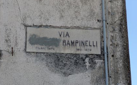 A Colognola c’è una via intitolata a un «signor nessuno», ma la targa corretta è stata cancellata