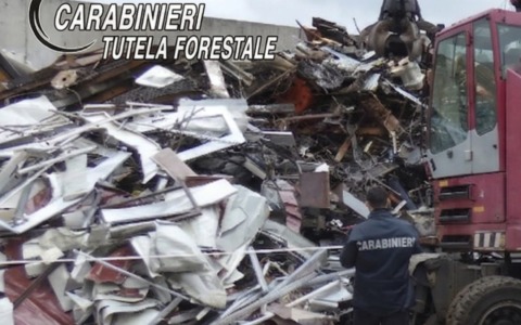 Aree di stoccaggio illecito di rifiuti sequestrate in Val Seriana: denunciati tre imprenditori