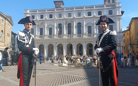 I carabinieri in alta uniforme a Bergamo e nelle principali cittadine della provincia: «Segno di vicinanza alla gente»
