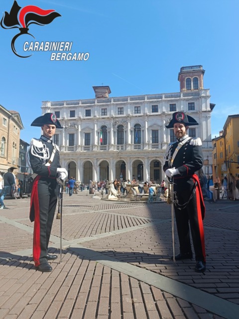 I carabinieri in alta uniforme a Bergamo e nelle principali cittadine della provincia: «Segno di vicinanza alla gente»