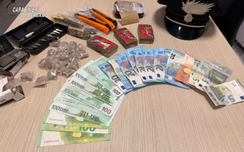 Arrestato giovane pusher nel parco a Stezzano: sequestrati oltre 350 grammi di hashish