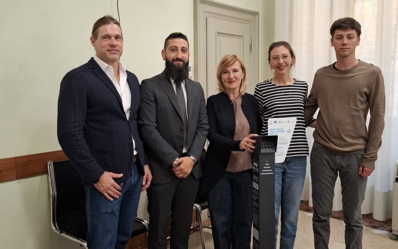 Bergamo contro i mozziconi di sigaretta: in arrivo in città i posacenere pensati per il loro riciclo