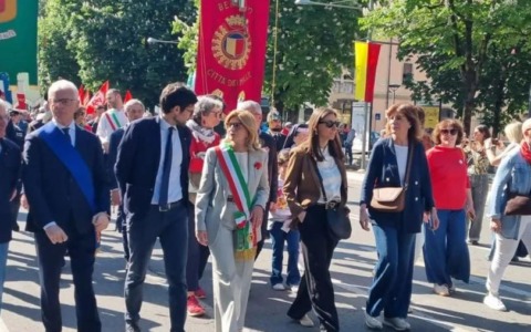 In migliaia al corteo del 25 Aprile a Bergamo: i discorsi delle autorità e le contestazioni dei Pro Pal in piazza