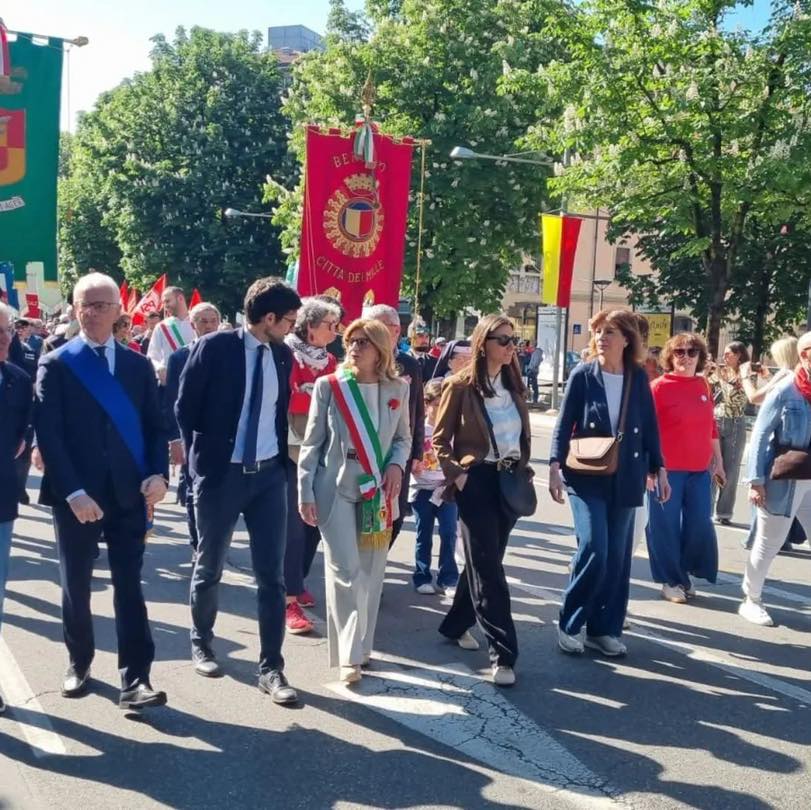In migliaia al corteo del 25 Aprile a Bergamo: i discorsi delle autorità e le contestazioni dei Pro Pal in piazza