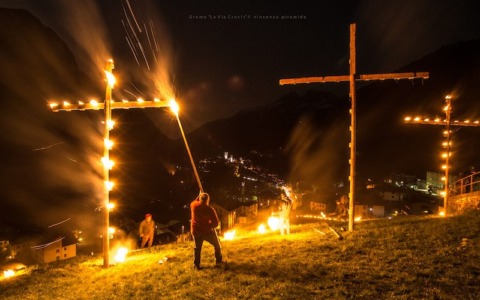 Croce e delizia: il venerdì di Pasqua tra devozione e tradizione nella Bergamasca