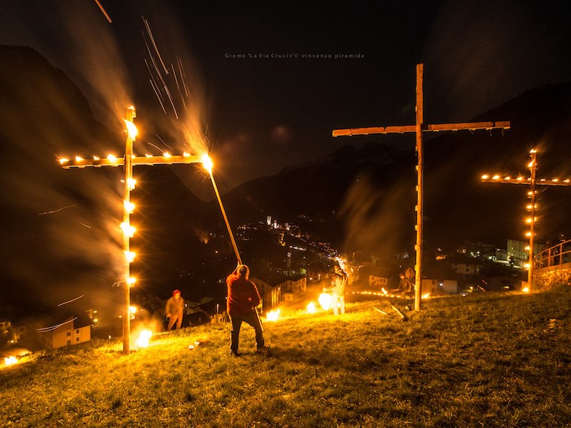 Croce e delizia: il venerdì di Pasqua tra devozione e tradizione nella Bergamasca