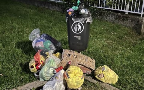 Il problema dell’abbandono dell’immondizia attorno ai cestini della città: segnalazione in via Magrini