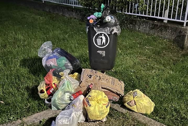 Il problema dell’abbandono dell’immondizia attorno ai cestini della città: segnalazione in via Magrini