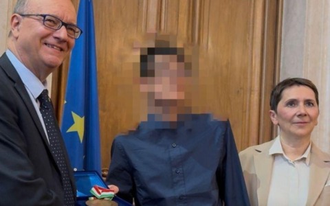 Premio di Valditara allo studente che ha difeso «con una pedata» la prof accoltellata a Trescore