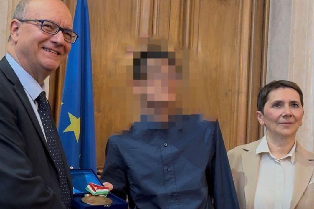 Premio di Valditara allo studente che ha difeso «con una pedata» la prof accoltellata a Trescore