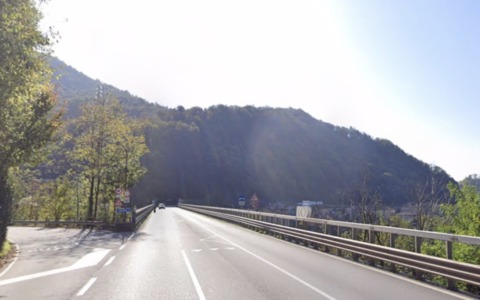 Avviata la posa delle reti paramassi lungo la Statale 470: nuovi disagi al traffico in Val Brembana