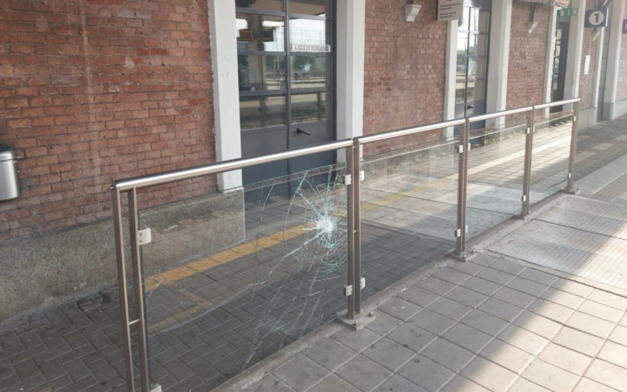 Vandalo in azione a Treviglio: sassate in stazione contro i vetri