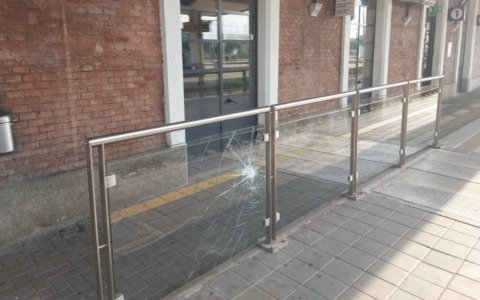 Vandalo in azione a Treviglio: sassate in stazione contro i vetri