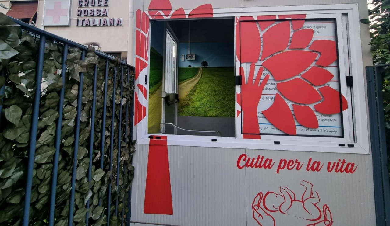 Neonato lasciato nella Culla per la Vita della Croce Rossa di Bergamo. Il biglietto: «Ti amo tantissimo»